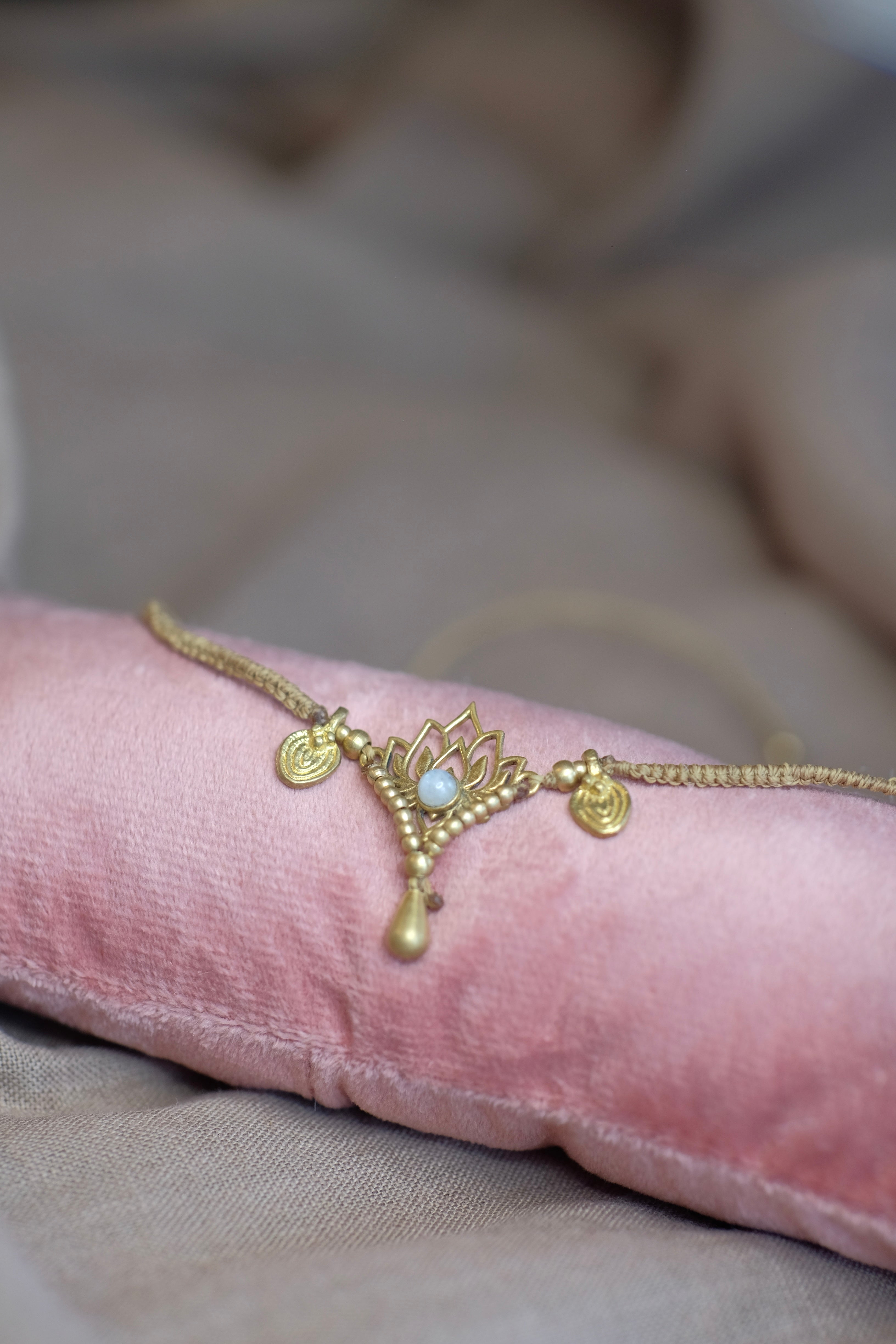 • Collana Lotus - Labradorite bianca •