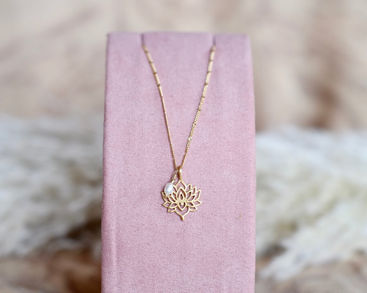 Simple Nymphea Necklace