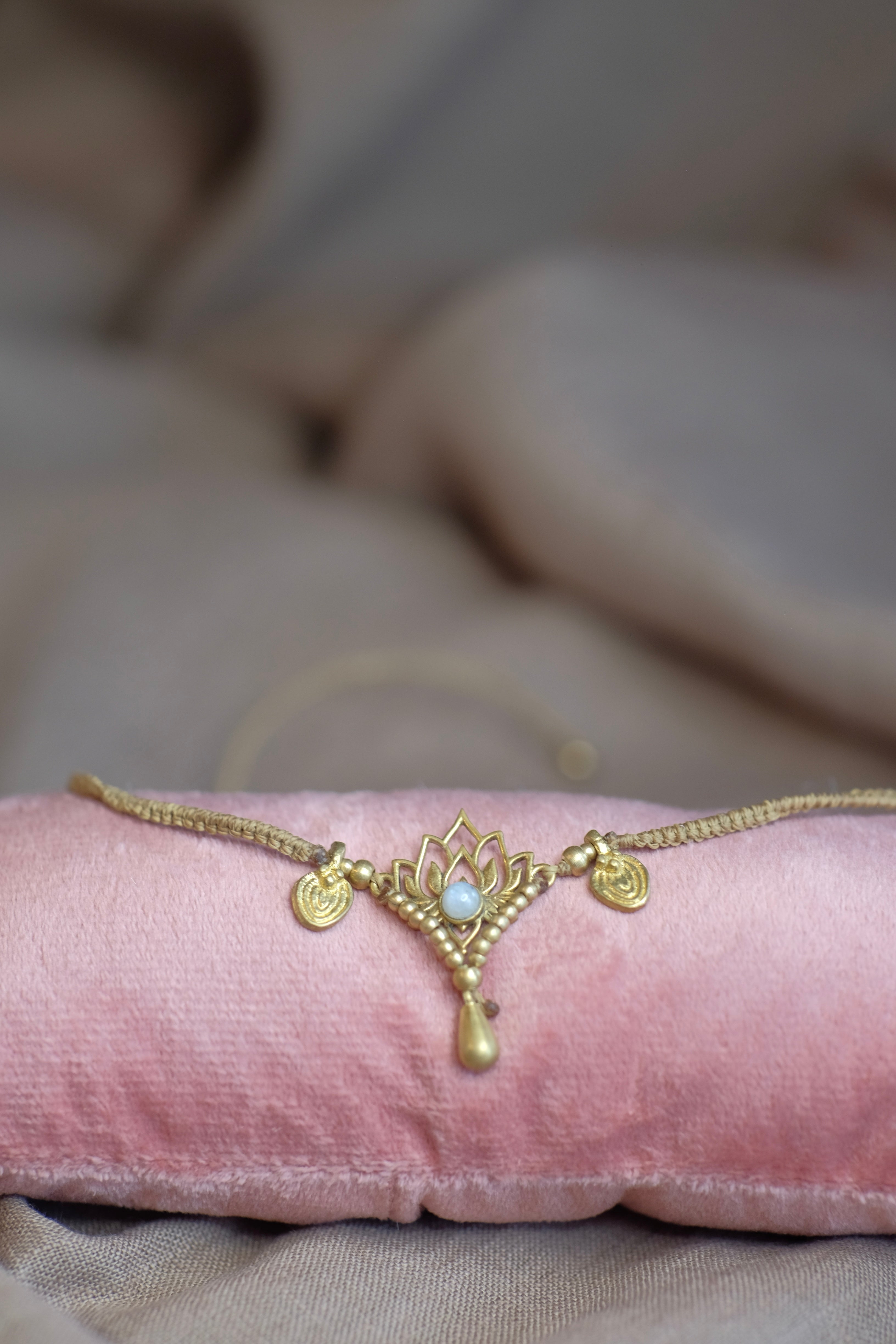 • Collana Lotus - Labradorite bianca •