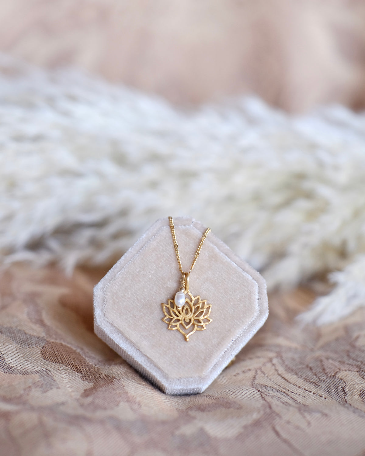 Simple Nymphea Necklace