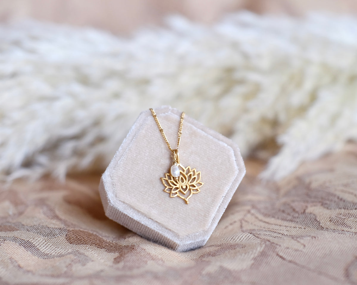 Simple Nymphea Necklace